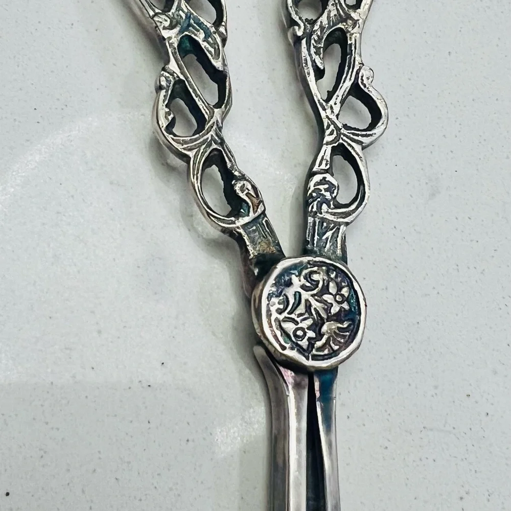 Vintage Silver Plate Grape Shears Ornate Pierced Handles Floral Medallion - Picture 3 of 4